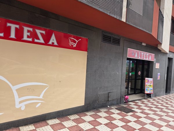 Eingang und Schaufenster des Supermarkts Alteza im Zentrum von Adeje – praktisch für Einkäufe des täglichen Bedarfs.