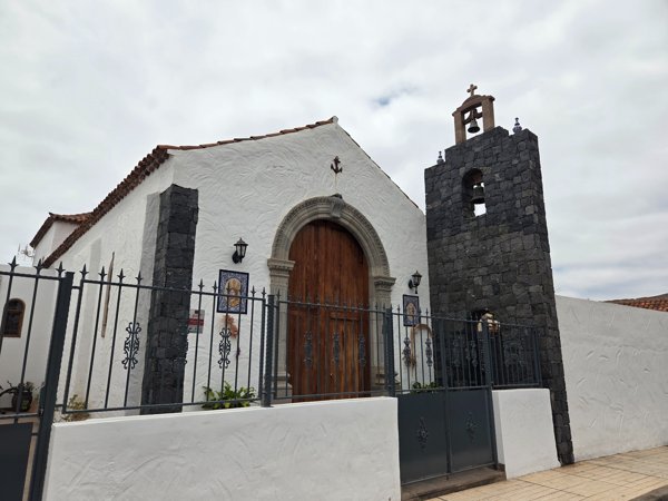 Die malerische Kapelle Ermita de la Viña mit einem Glockenturm aus Lavastein ist ein ruhiger spiritueller Ort.