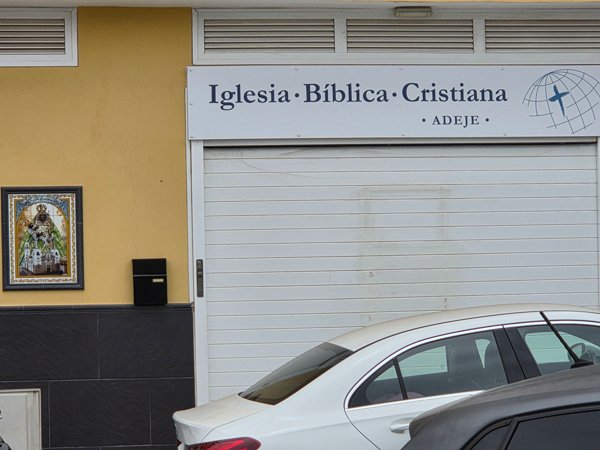 Die Iglesia Bíblica Cristiana in Adeje ist eine freikirchliche Einrichtung mit einem schlichten modernen Design.