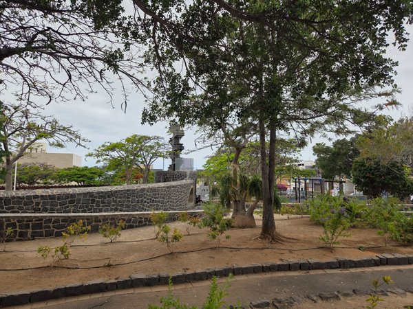 Grüne Oase im Zentrum von Adeje mit schattigen Bäumen, Spazierwegen und Parkbänken – ideal zum Entspannen.