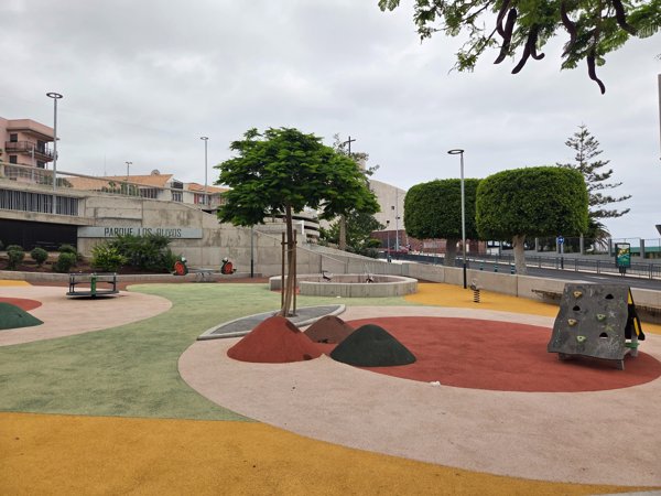 Spielplatz Parque Los Olivos mit farbenfrohen Bodenflächen, modernen Spielgeräten und Familienatmosphäre.