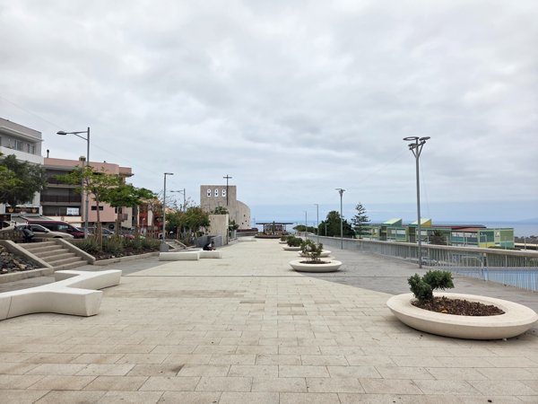 Weite Aussicht vom oberen Bereich des Parque Los Olivos mit Sitzgelegenheiten und Blick auf die Küste.