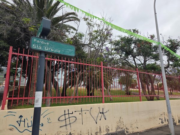 Schild am Eingang zum Parque Santa Úrsula – ein beliebter Ort für Familien.