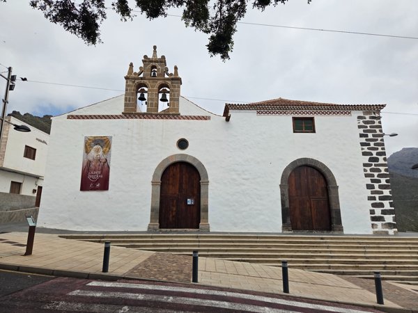 Die Pfarrkirche Santa Úrsula mit ihren drei Glocken ist ein historisches Wahrzeichen in Adeje und bekannt für ihre traditionelle kanarische Architektur.