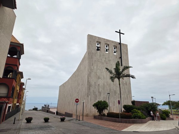 Moderne Kirche San José de Los Olivos mit einem minimalistischen Glockenturm am Rand der Stadt Adeje.