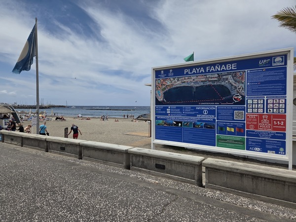 Hinweistafel mit Lageplan und Informationen zur Playa Fañabé auf Teneriffa