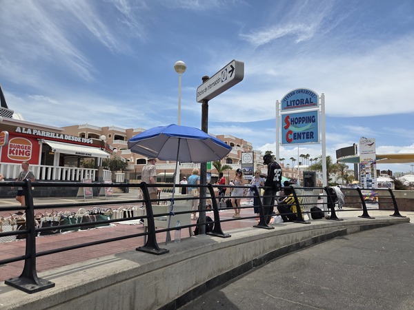 Centro Comercial Litoral an der Playa Fañabé mit Burger King und Souvenirläden