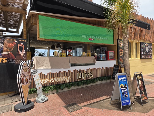 Eisstand LUUMA an der Strandpromenade mit Snacks und Getränken
