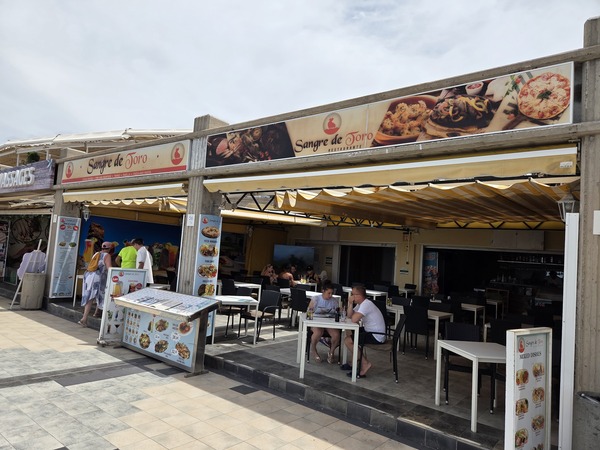 Restaurant Sangre de Toro an der Playa Fañabé mit Gästen und Speisekarte